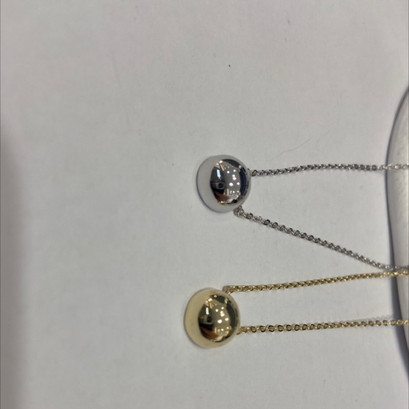 A small round, smooth necklace Application Scenario