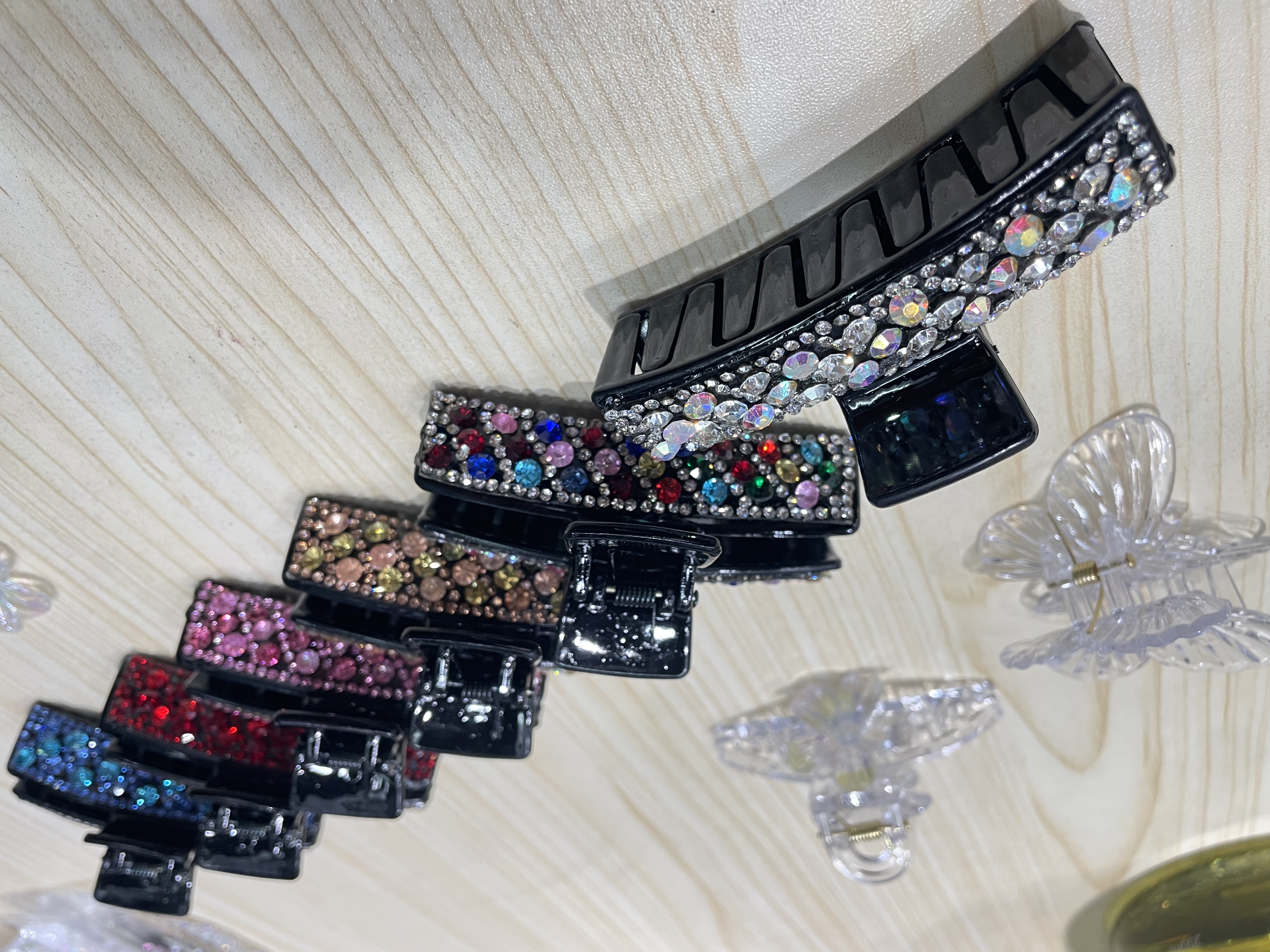 Fashionable and elegant diamond-encrusted women's grabber hair accessory, simple hair grabber, elegant updo, top clip headwear details Picture