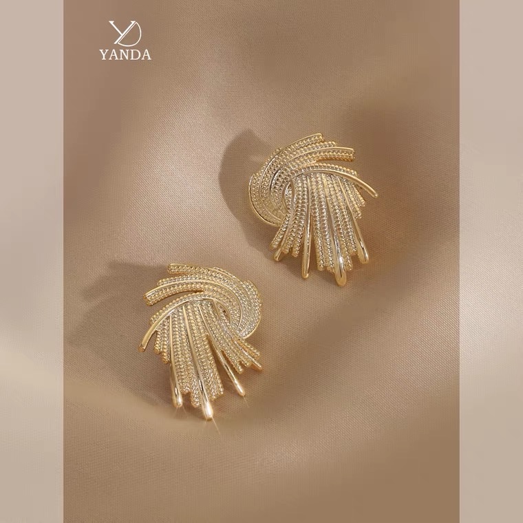 Yan 炟 retro woven earrings, feminine elegance, high-end and grand 2022 new style, trendy and stylish 1158 stud earrings, European and American style earrings