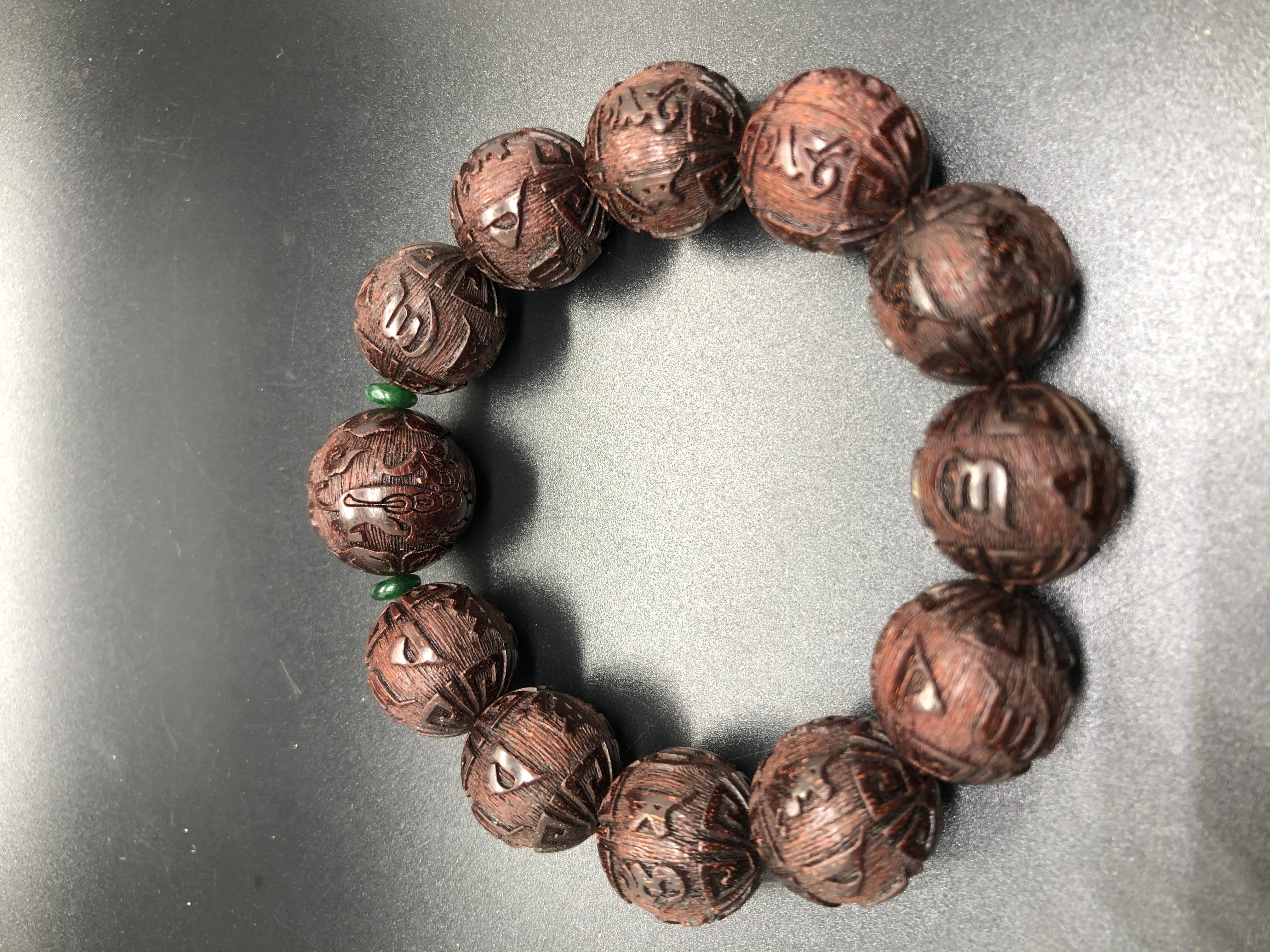 Small-leaf rosewood fully carved double-sided lotus, six-character mantra Buddhist prayer beads: Store 8091, Zone D, 3rd Floor, Phase I of Yiwu International Trade City Application Scenario