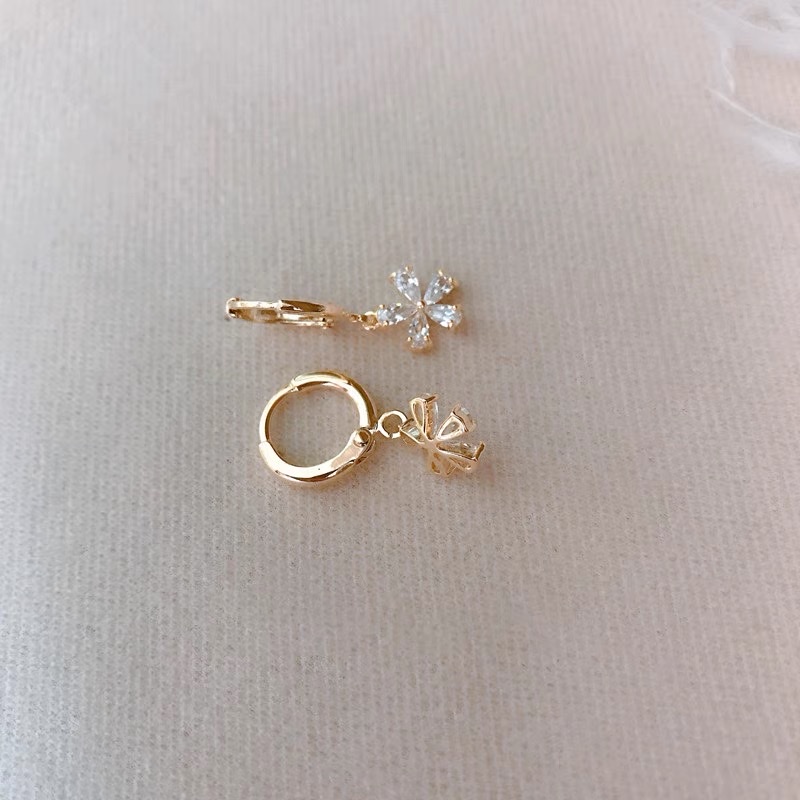 The sparkling and ethereal floral light luxury design of the perfect, fashionable and individual ear rings Specification image