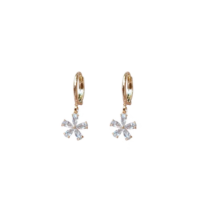 The sparkling and ethereal floral light luxury design of the perfect, fashionable and individual ear rings Application Scenario