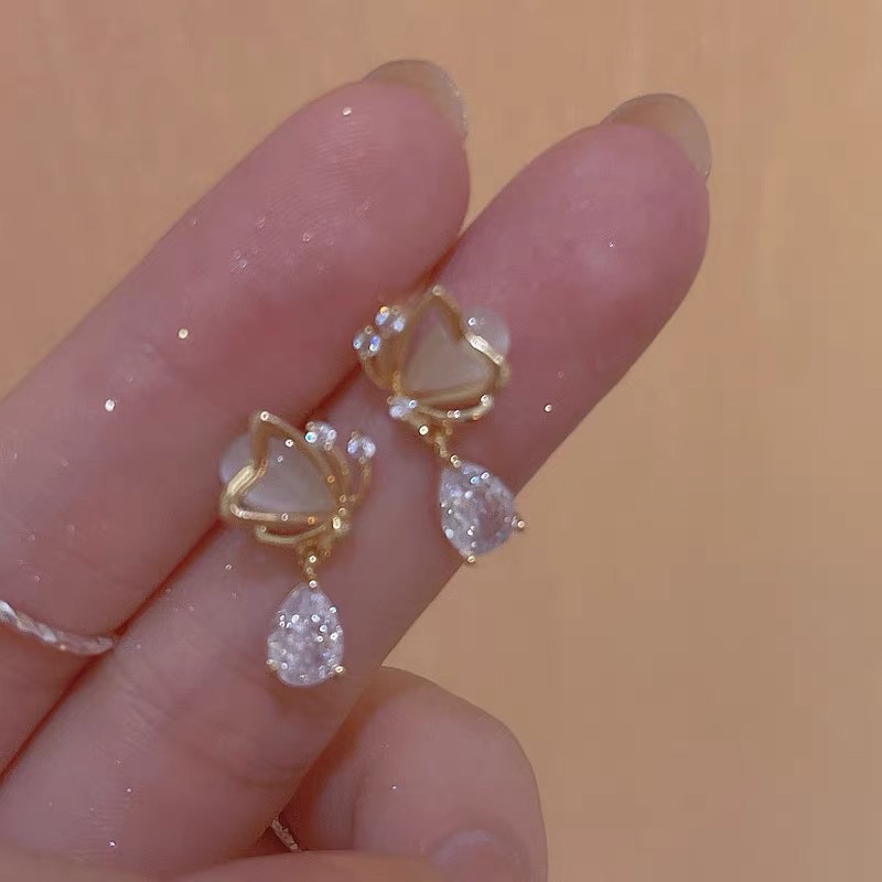 Cat's eye butterfly earrings feature a high-end, elegant, luxurious and trendy design with a fashionable and simple style Specification image