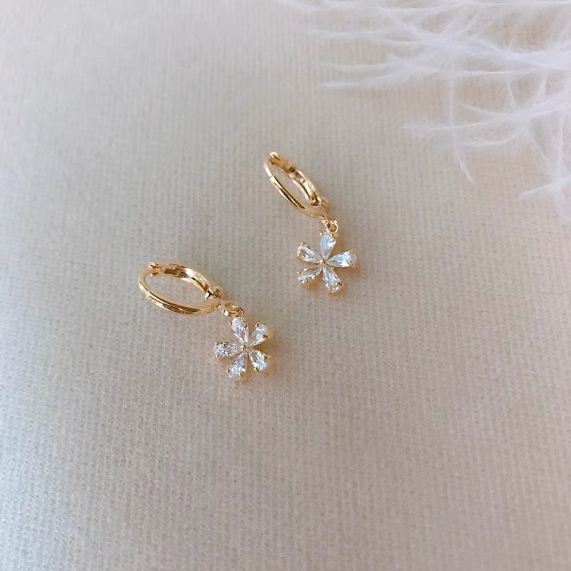 The sparkling and ethereal floral light luxury design of the perfect, fashionable and individual ear rings details Picture
