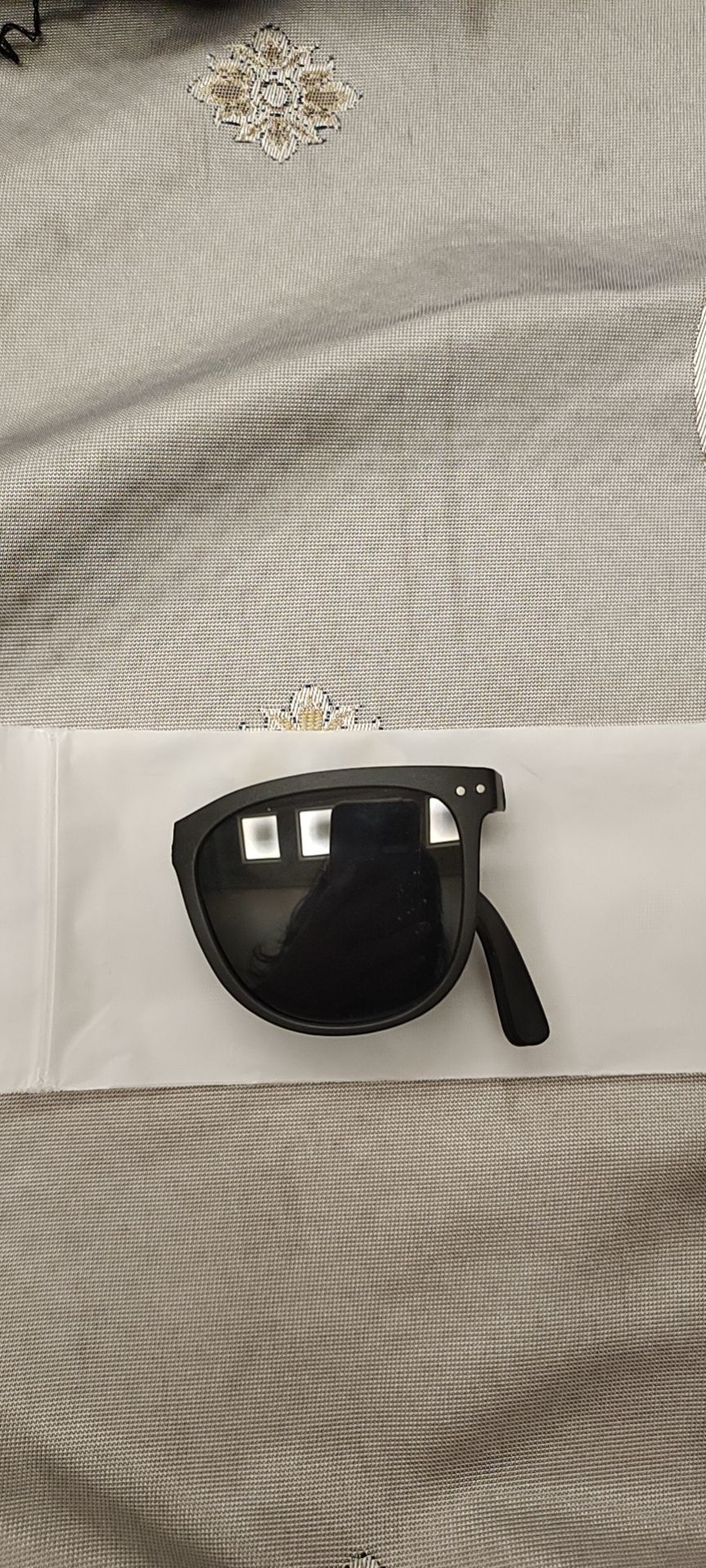 蕉下太阳镜折叠爆款现货只要2.5元一副镜片是防紫外线的镜框还可以折叠。当下最流行