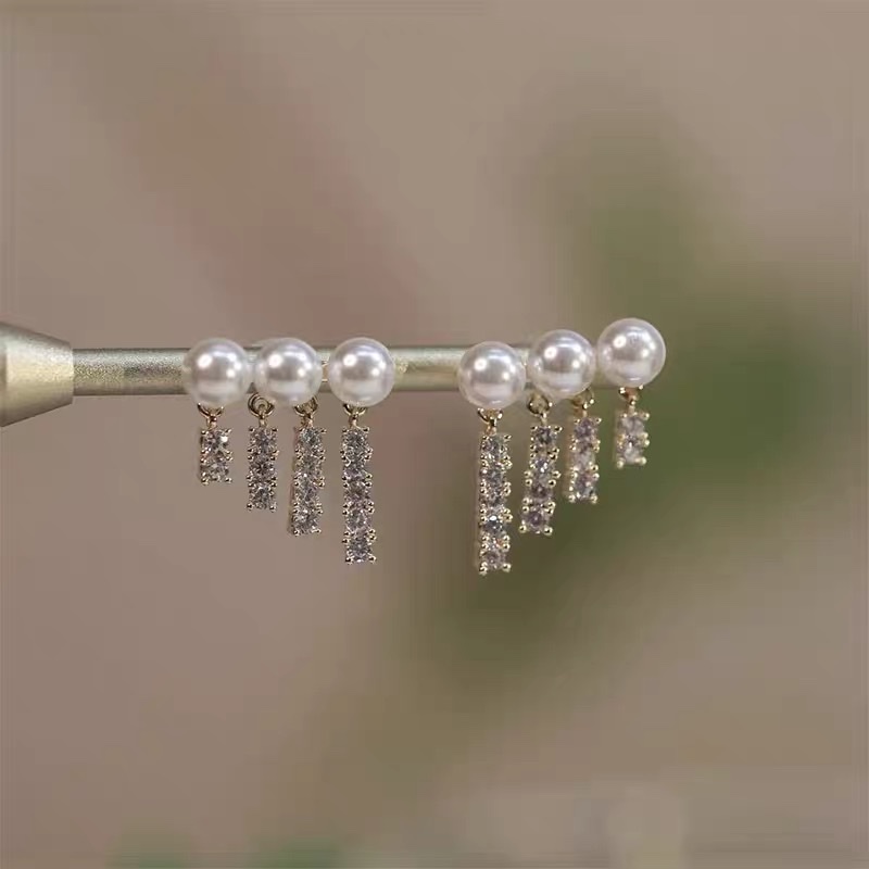 Wholesale of the 2022 new style of trendy, niche, light luxury and high-end earrings featuring the same silver needle, water diamond and pearl earrings as Liu Shishi