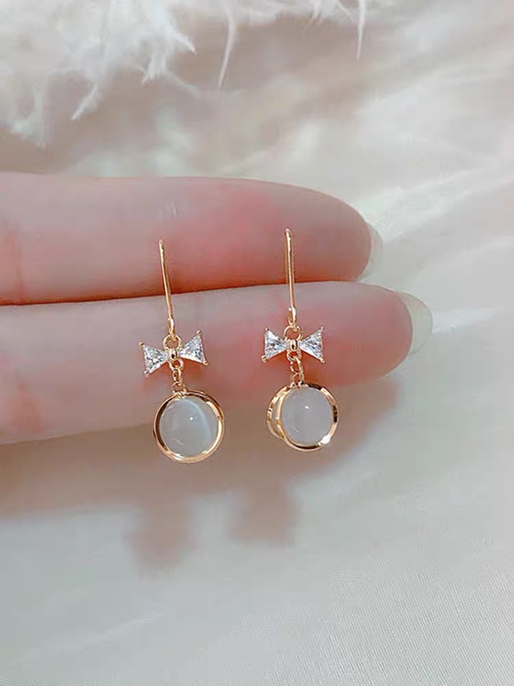 (12 pairs) Fashionable and trendy earrings, one color