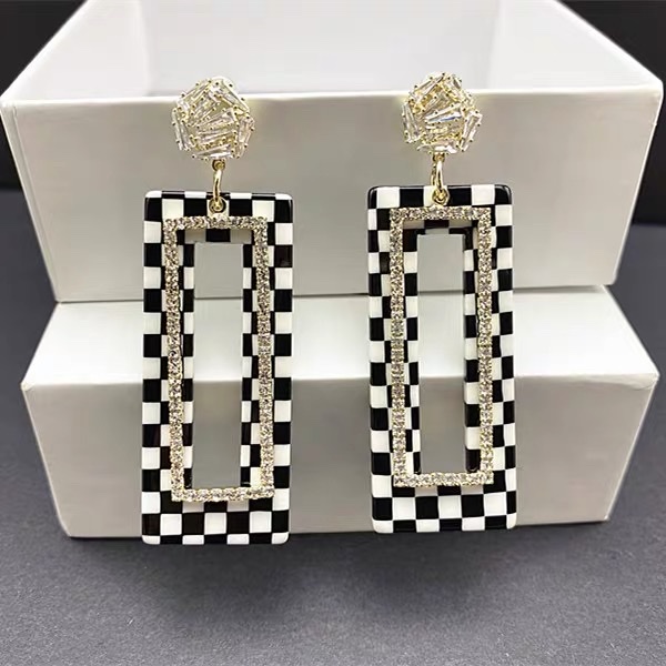 New autumn/Winter 2021 European and American exaggerated retro fashion black and white checkered long earrings, women's water diamond 1138, slimming and face-enhancing earrings