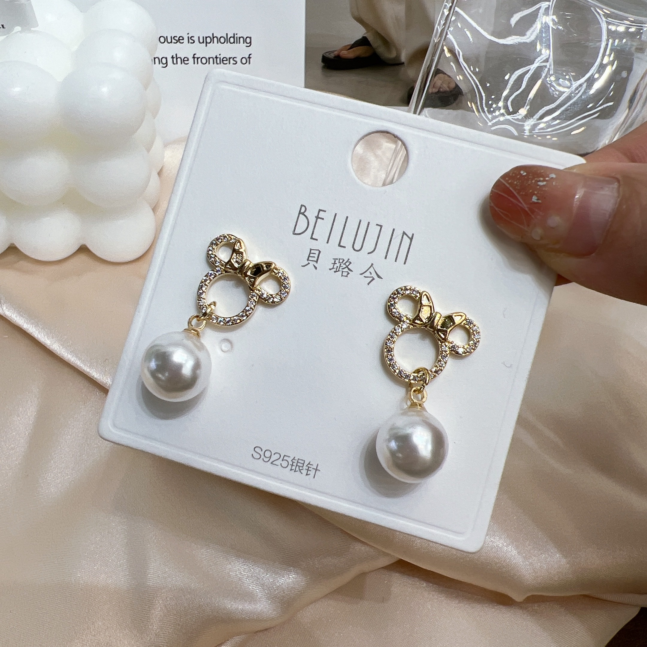 Real gold electroplated high-end pearl Mickey stud earrings, fashionable, sweet and gentle style earrings, s925 silver needle anti-allergy earrings wholesale details Picture
