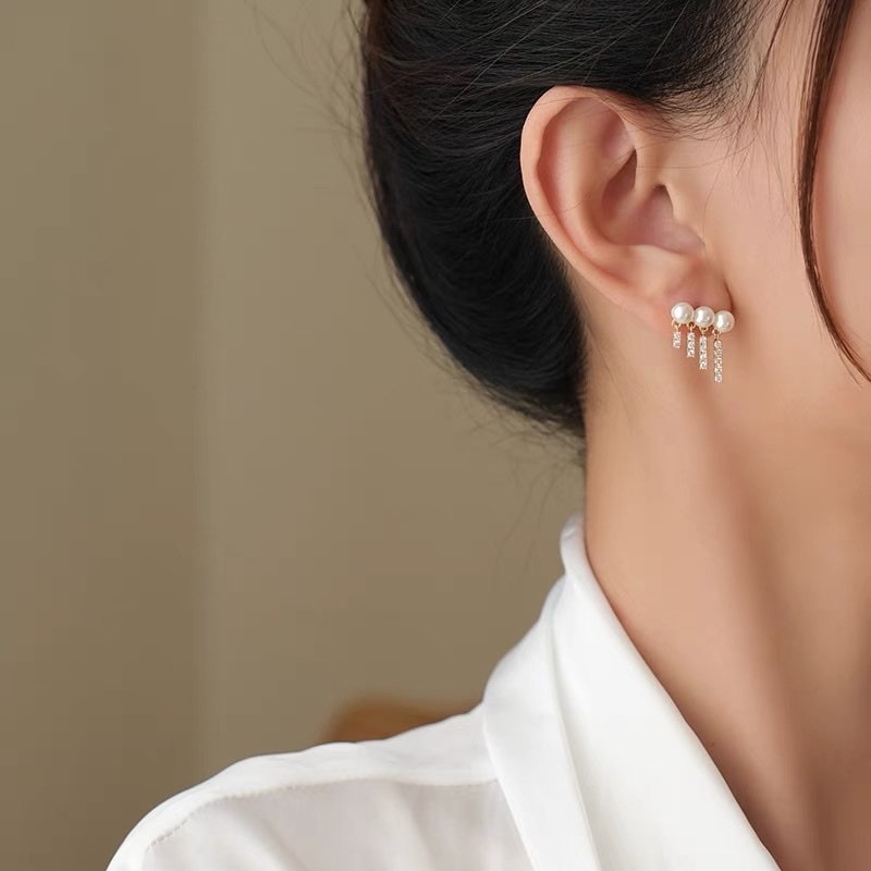 Wholesale of the 2022 new style of trendy, niche, light luxury and high-end earrings featuring the same silver needle, water diamond and pearl earrings as Liu Shishi details Picture