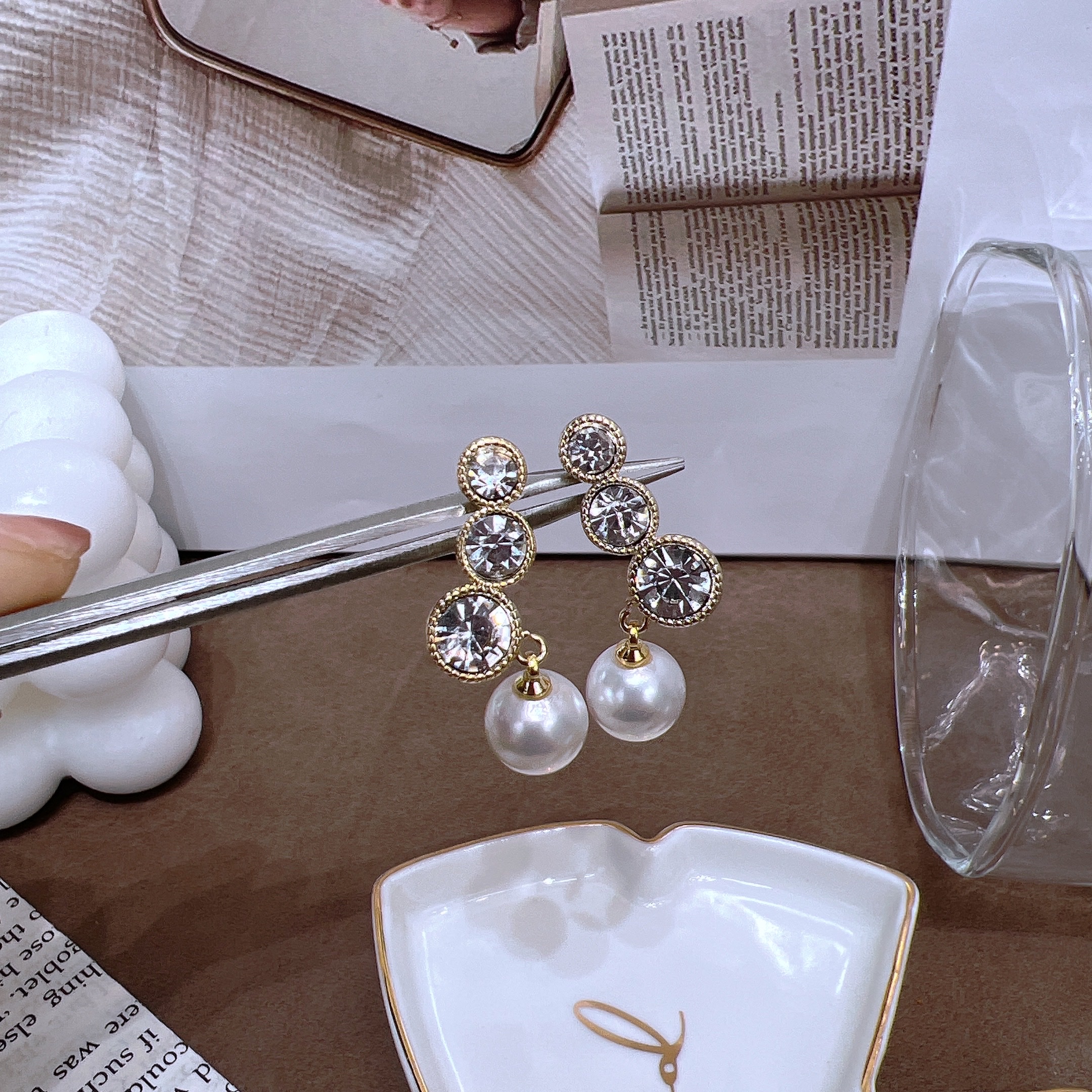 925 Silver Needle Douyin Popular Korean version pearl and diamond earrings, simple and elegant, high-end earrings wholesale Specification image