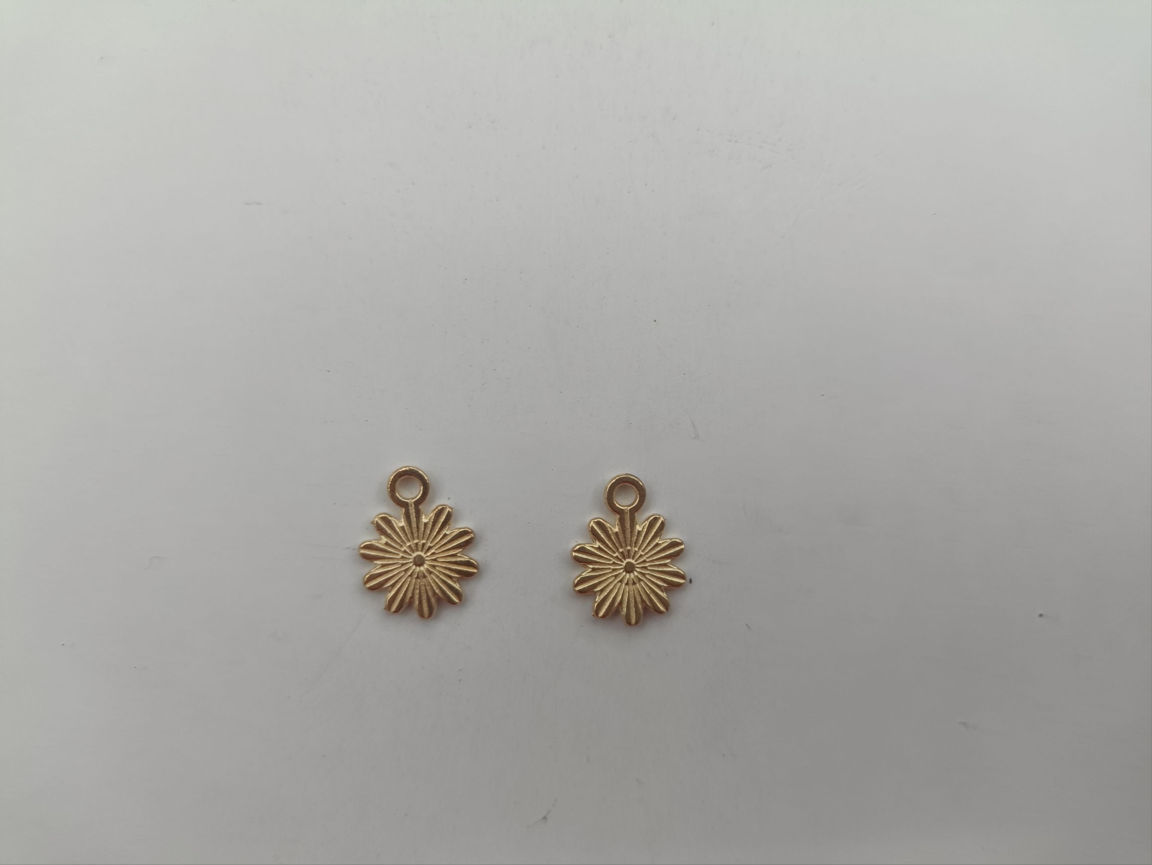 سلسلة من زهور قطرات الزبدة كبيرة من زهور الإقحوان Item Picture