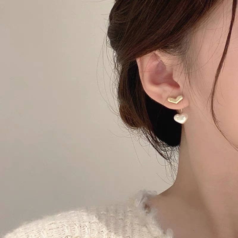 925 Silver Needle Unique heart-shaped stud earrings, small pearl earrings, niche design sense earrings, light luxury and high-end earrings Application Scenario