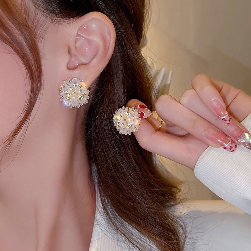 37 Summer Flower 925 Silver Needle Stud Earrings for Women 2022 New Style Earrings with a sense of elegance and sophistication, Niche design, Ding Die -990 Application Scenario