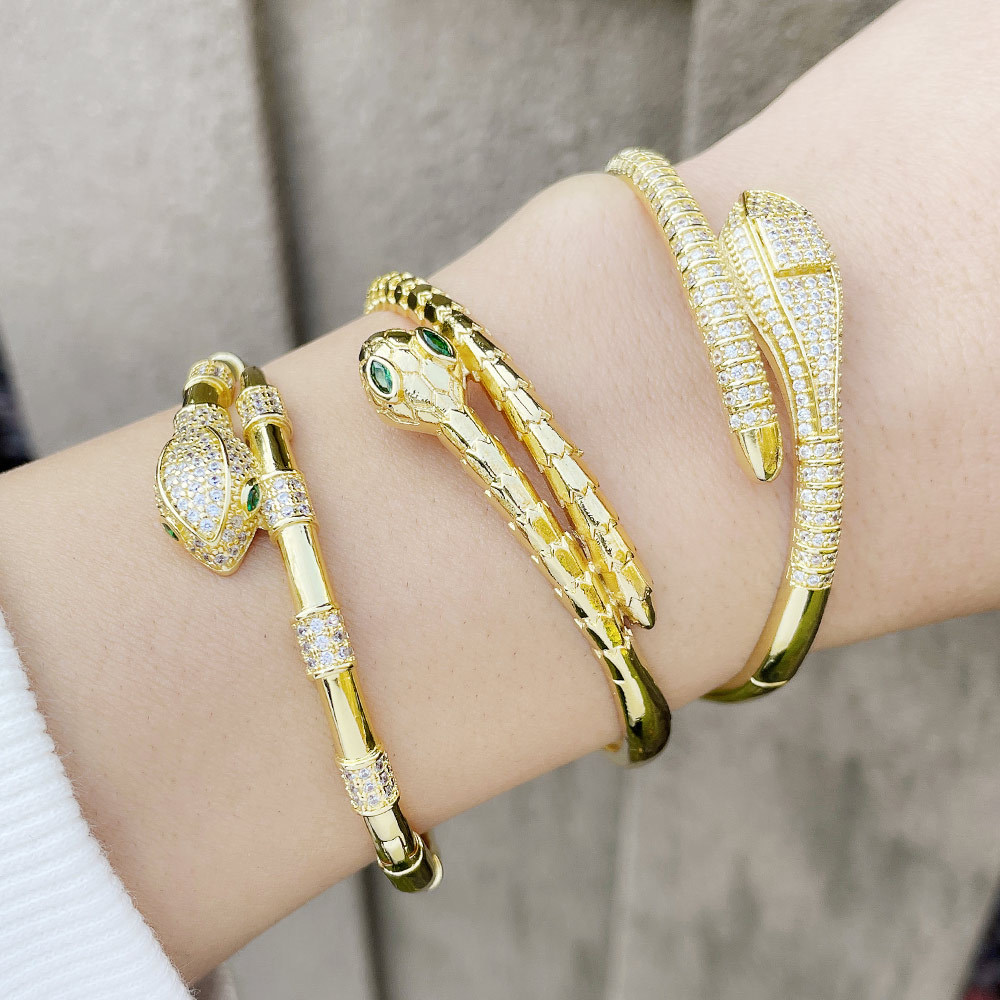 Snake bracelet for women, a cold and stylish European and American Instagram style, with a snake head bracelet full of diamonds, exuding a sense of high-end luxury