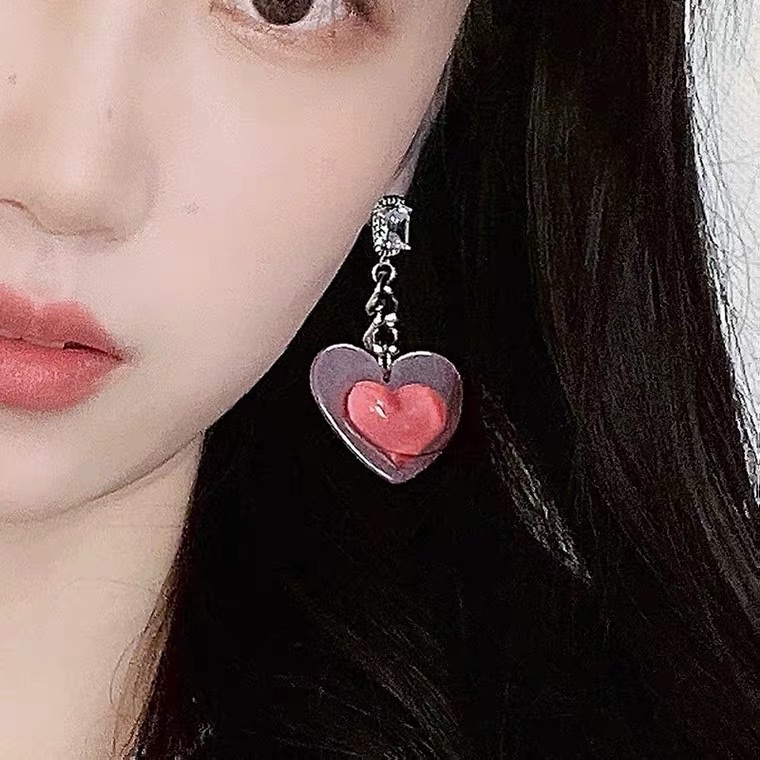 2022 Fashionable and stylish earrings with a niche design sense, high-end S925 silver heart-shaped zircon chain, 116 pink gradient stud earrings Application Scenario