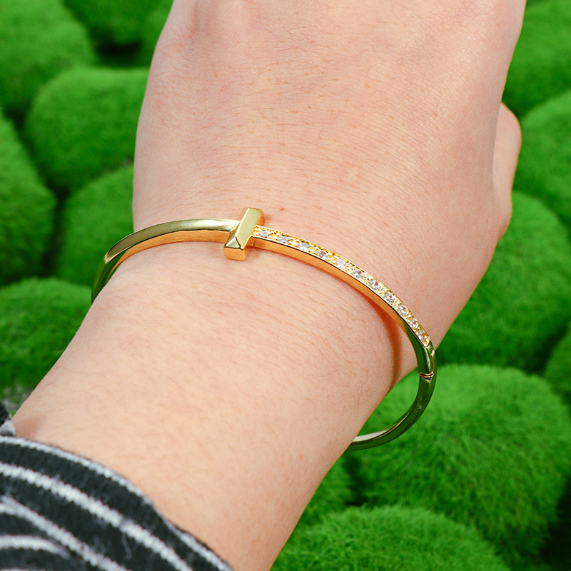 The 2022 new model of copper bracelet with 18k gold plating and slightly inlaid zircon in Europe and America, individually packaged Application Scenario