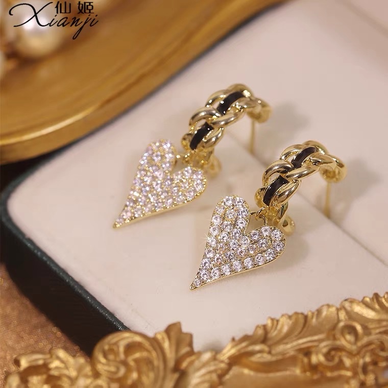 Light luxury, niche ins, high-end, exquisite and elegant retro heart-shaped earrings, 18K trendy bestsellers, fashionable 113 stylish earrings