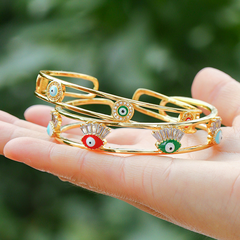 This 2022 best-selling new model of bracelet in Europe and America is a copper-plated 18k gold bracelet with slightly inlaid zircon and "Devil's Eye" in individual packaging Specification image