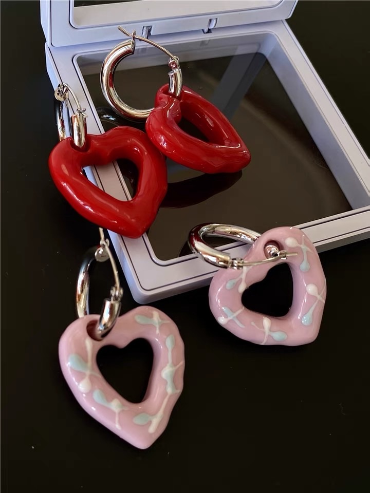 The new feminine niche design of heart-shaped red resin donut stud earrings from Europe and America is fashionable and stylish. The 1125 non-identical style earrings are in vogue