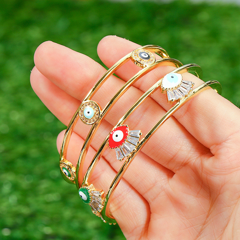 This 2022 best-selling new model of bracelet in Europe and America is a copper-plated 18k gold bracelet with slightly inlaid zircon and "Devil's Eye" in individual packaging detail image 5