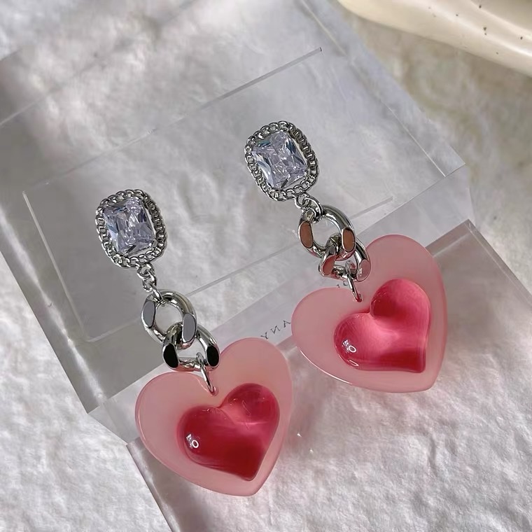 2022 Fashionable and stylish earrings with a niche design sense, high-end S925 silver heart-shaped zircon chain, 116 pink gradient stud earrings