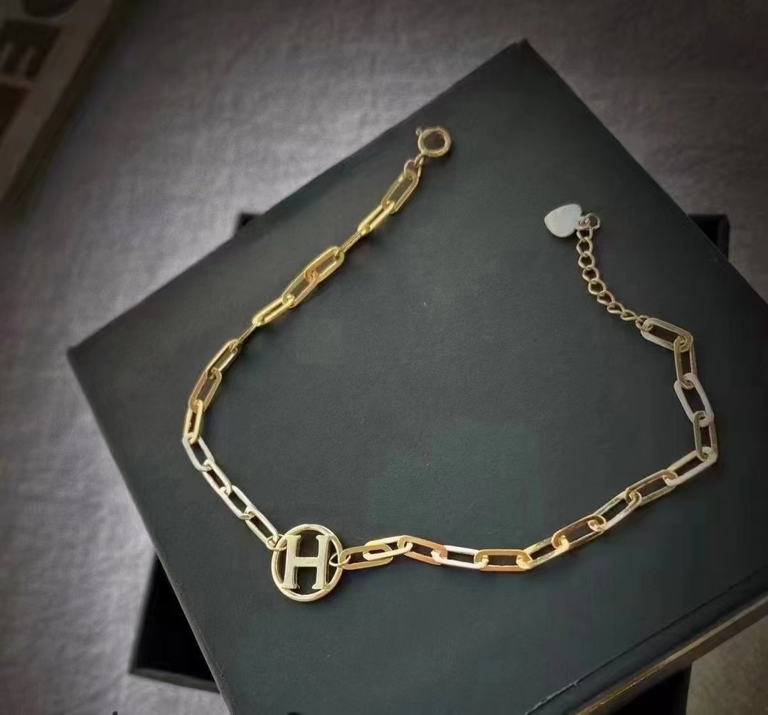 A popular and fashionable new stainless steel necklace