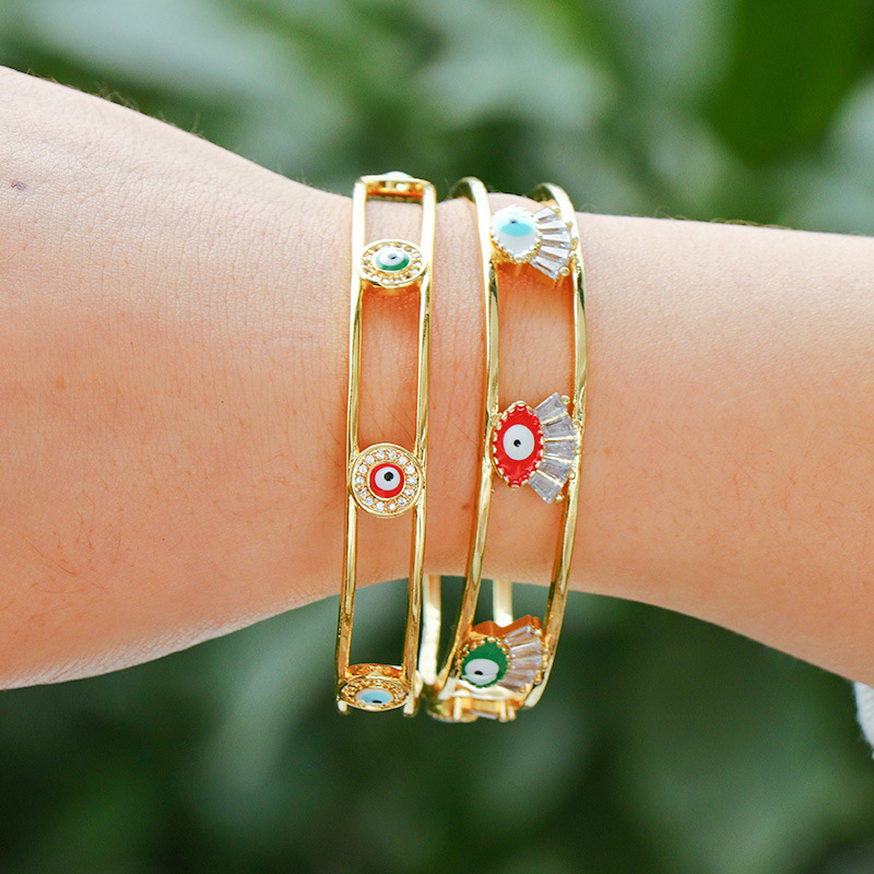 This 2022 best-selling new model of bracelet in Europe and America is a copper-plated 18k gold bracelet with slightly inlaid zircon and "Devil's Eye" in individual packaging detail image 2