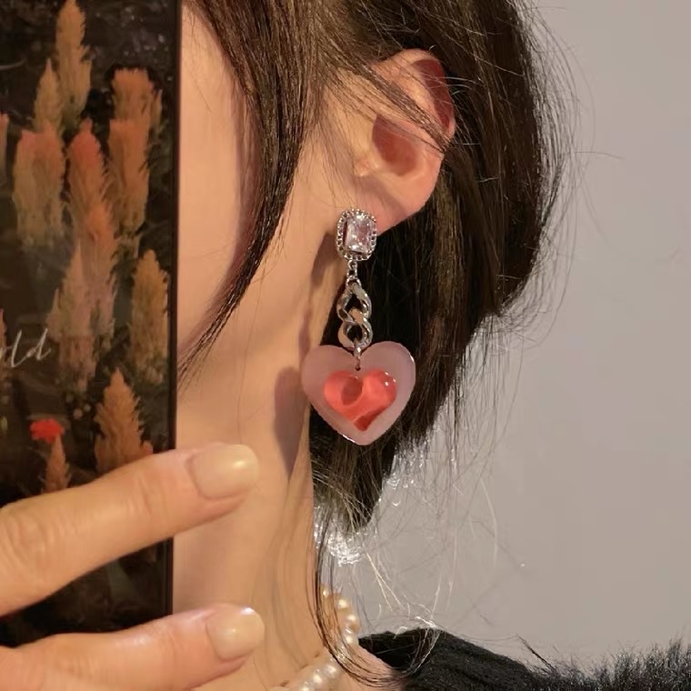 2022 Fashionable and stylish earrings with a niche design sense, high-end S925 silver heart-shaped zircon chain, 116 pink gradient stud earrings Specification image
