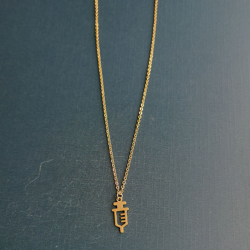 diy wholesale of popular foreign trade jewelry accessories, syringes, medical equipment, needle tubes, stainless steel necklaces, titanium steel pendants Application Scenario