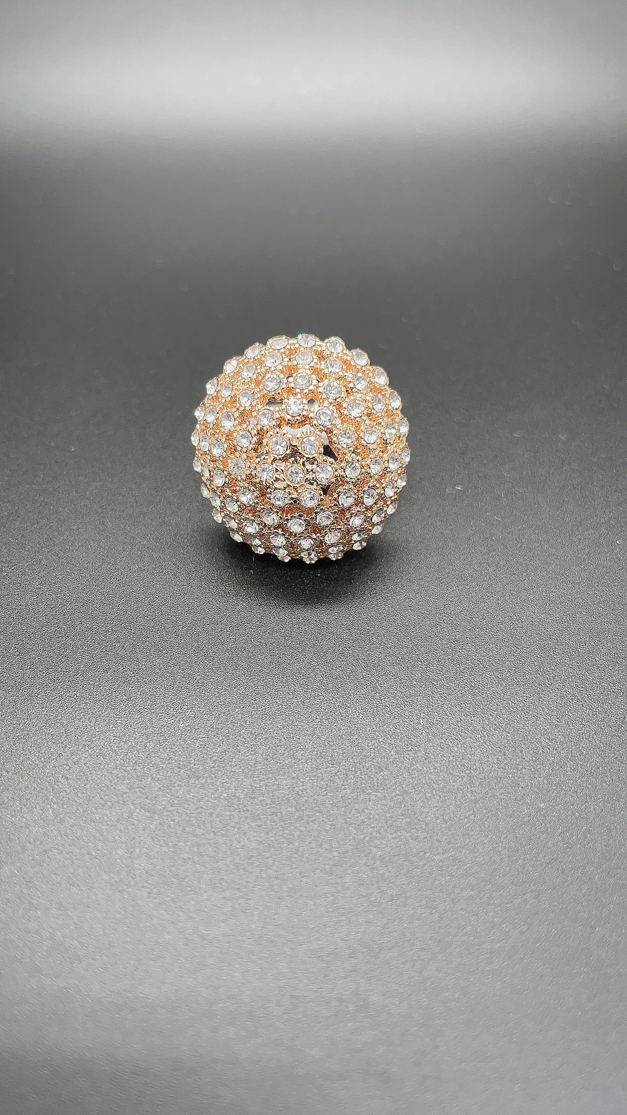 A round full-diamond alloy ring
