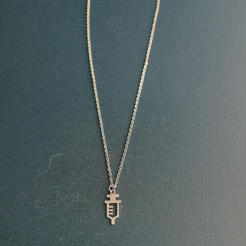 diy wholesale of popular foreign trade jewelry accessories, syringes, medical equipment, needle tubes, stainless steel necklaces, titanium steel pendants detail image 3