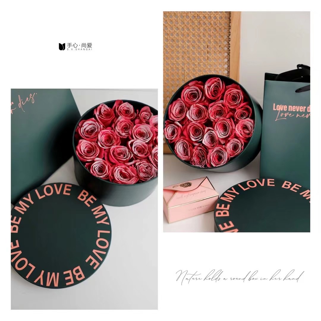 Nature holds round boxes, flower packaging boxes and gift packaging boxes in its hands Item Picture