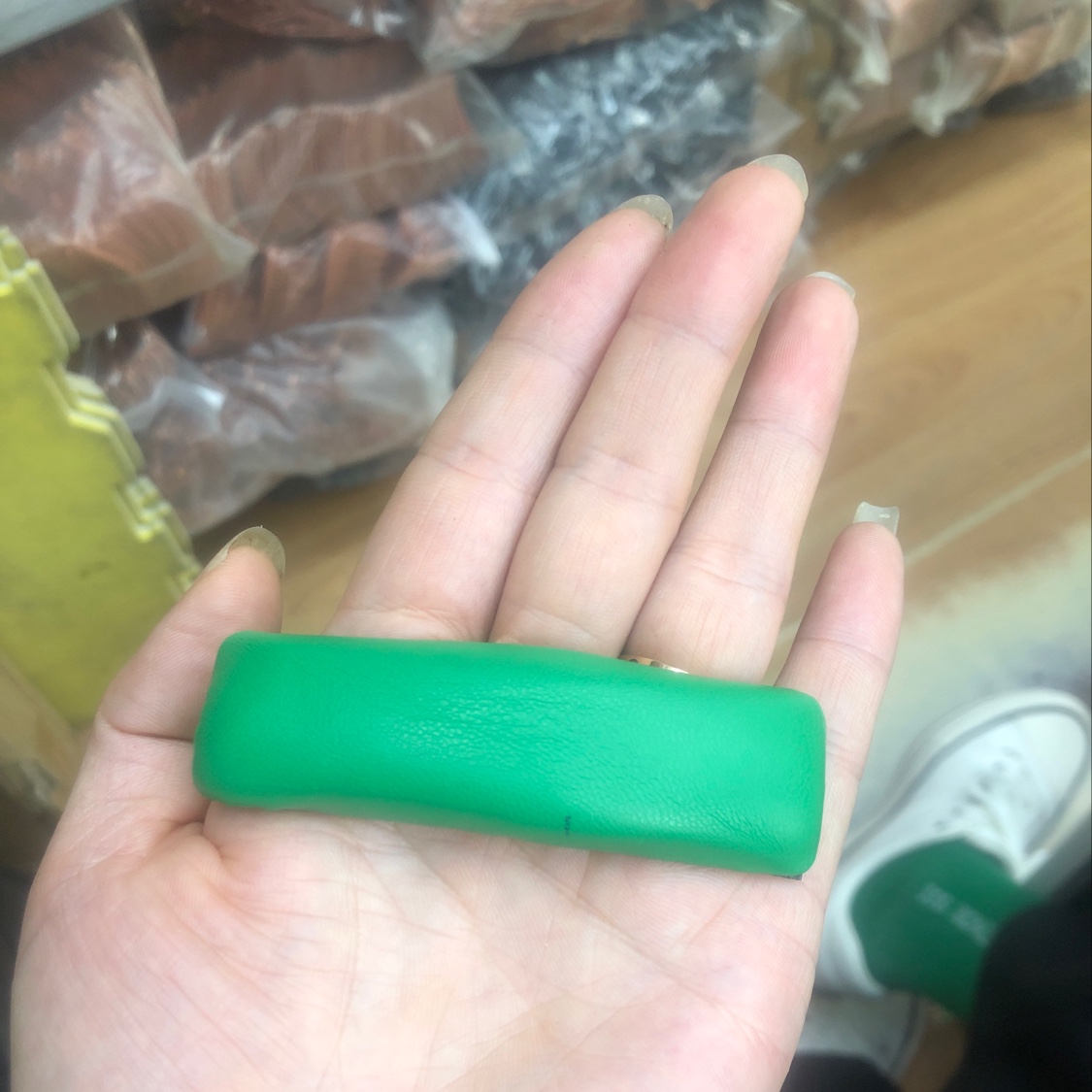 An 8-centimeter square bread sandwich