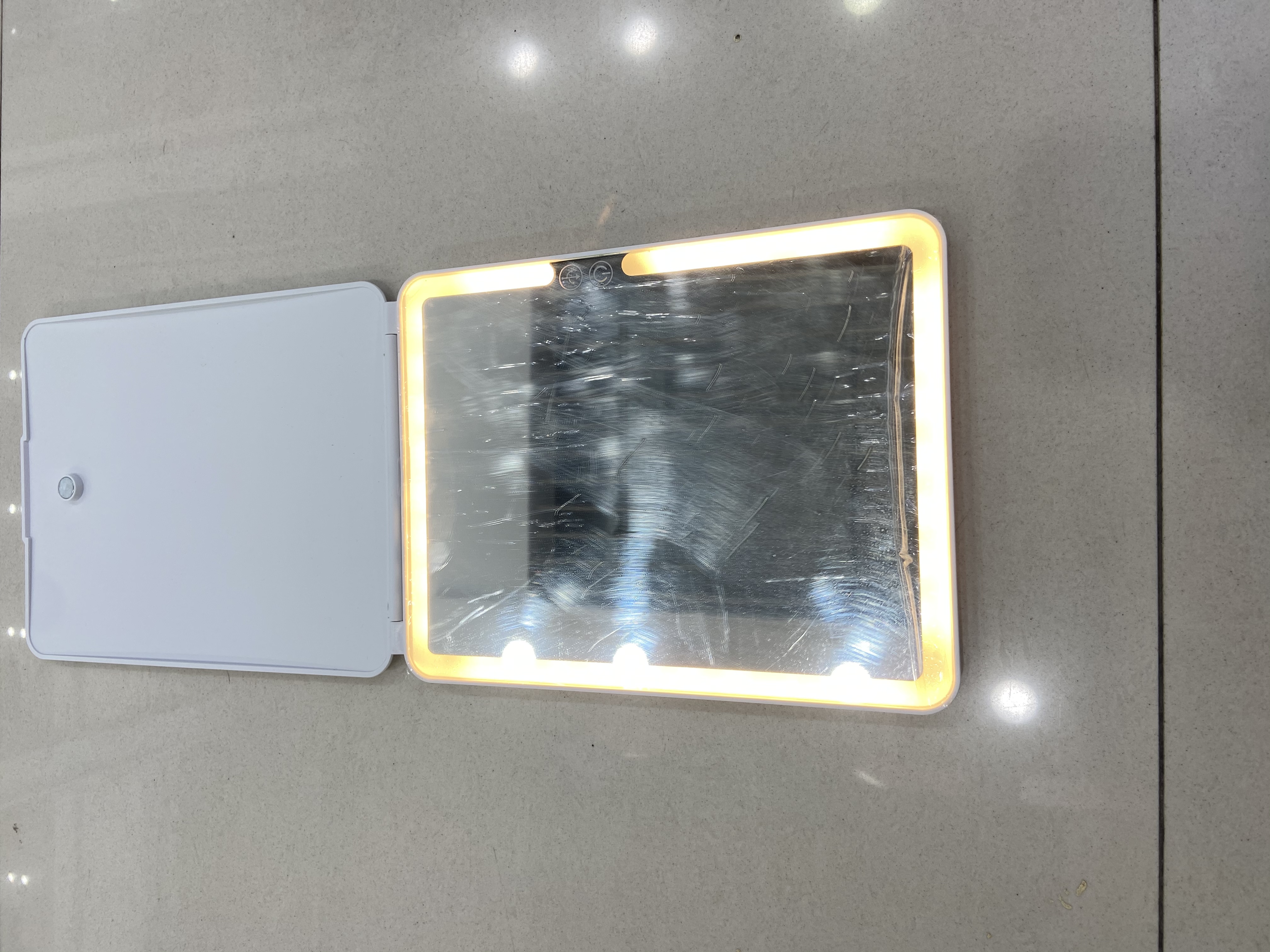 化妆镜白底实物图