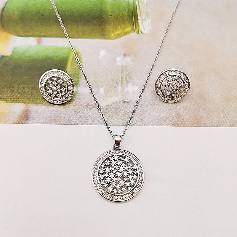 A factory of fashionable and versatile micro-inlaid zircon circle star necklaces, pendants and earrings that sell well in Europe and America
