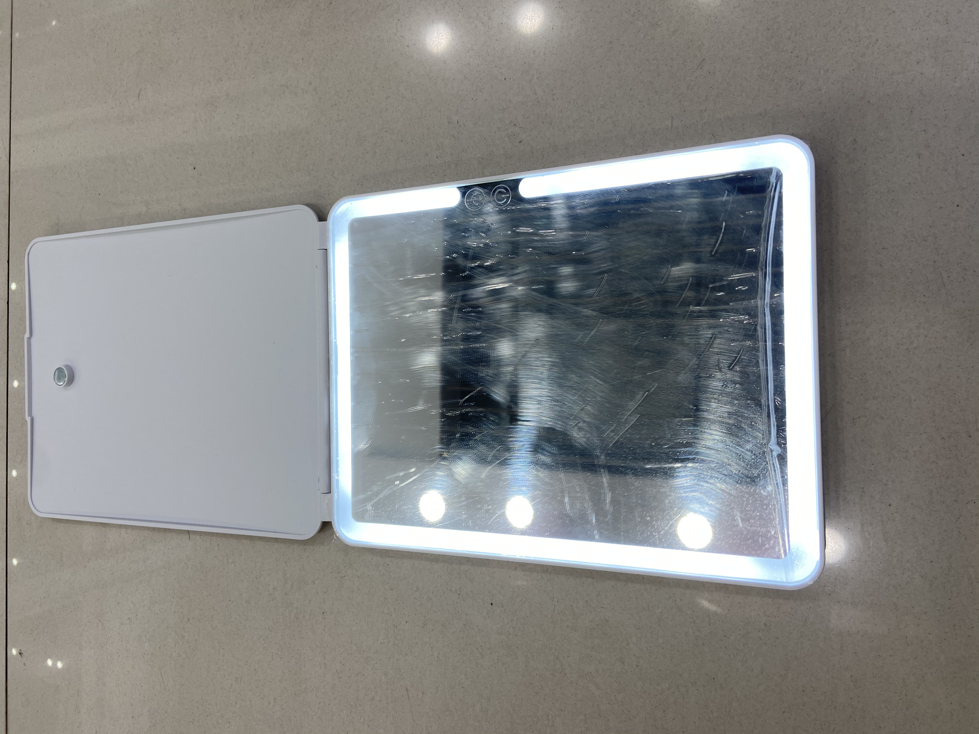 Flip-top makeup mirror Application Scenario