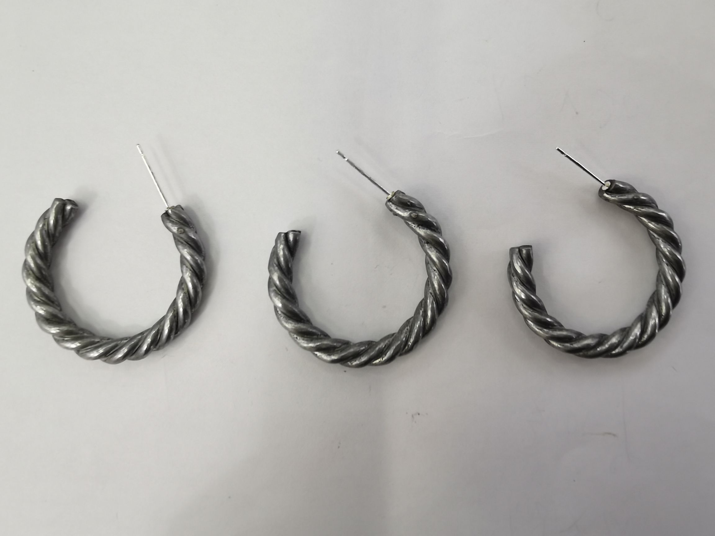 Factory direct sales of wrought iron pressed earrings, pendants, rough accessories, jewelry accessories, popular bestsellers, classic European and American brand iron metal earrings with spray paint detail image 5