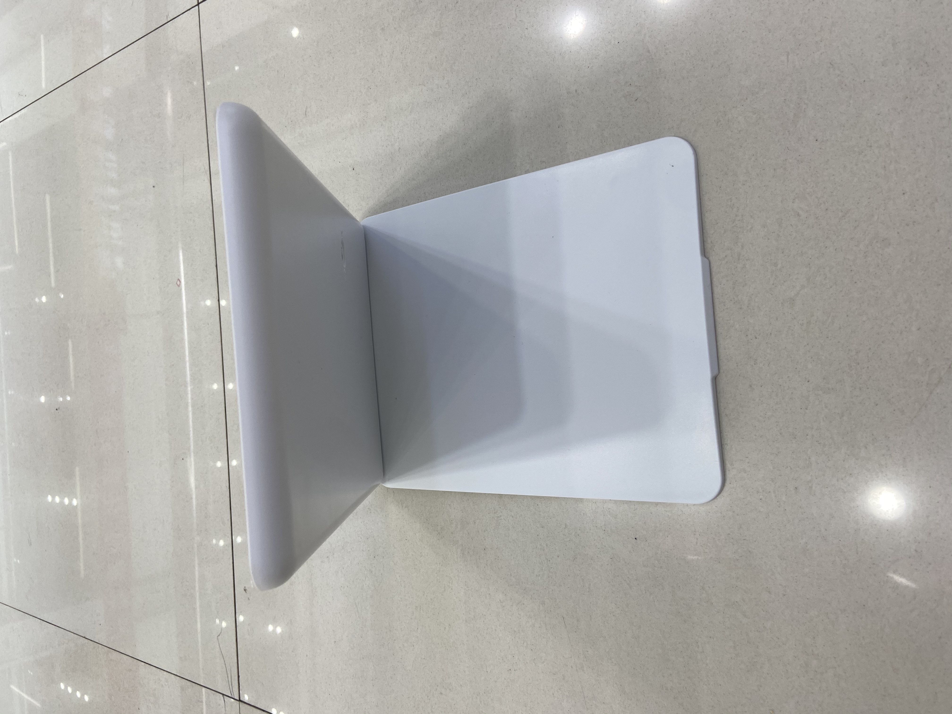 Flip-top makeup mirror Item Picture