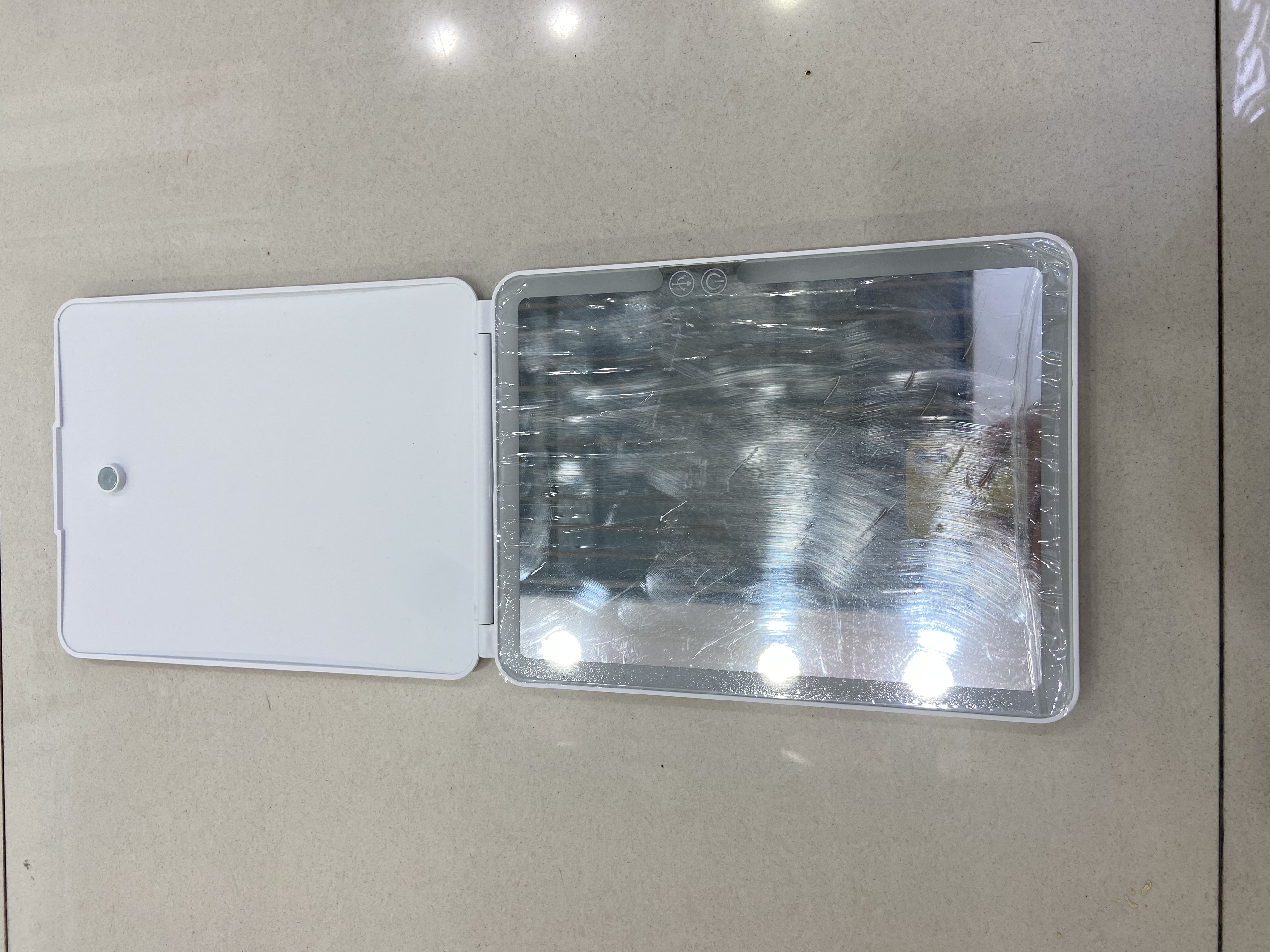 Flip-top makeup mirror details Picture