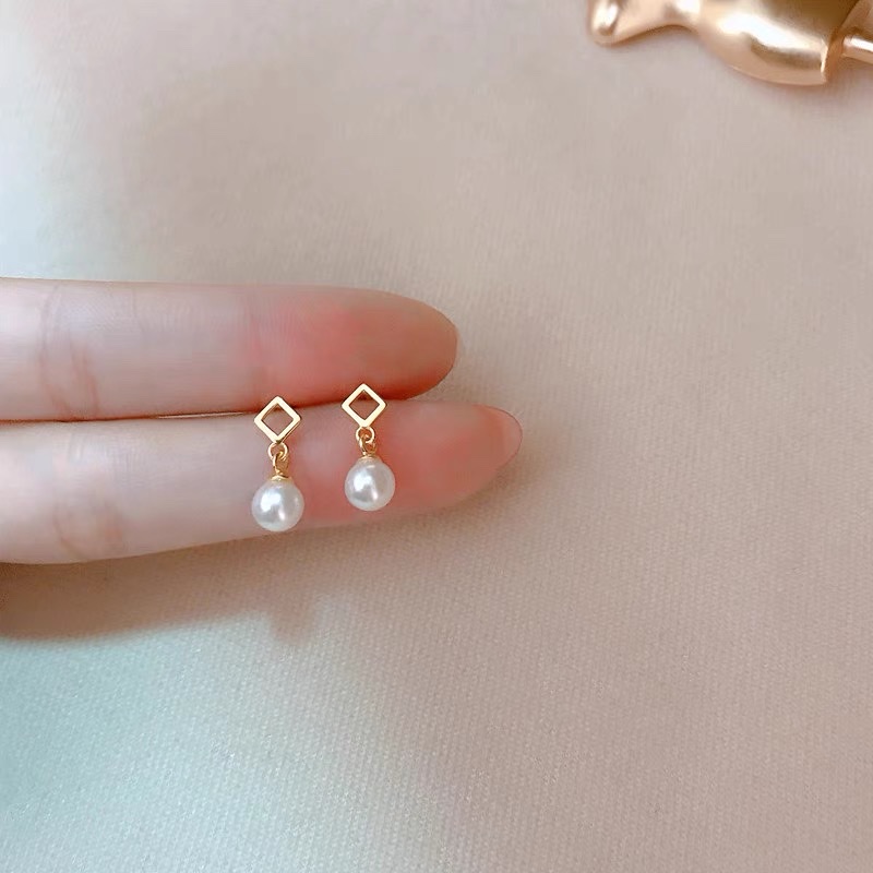 Geometric patterned pearl pendant earrings and stud earrings are versatile, fashionable, trendy, simple and elegant