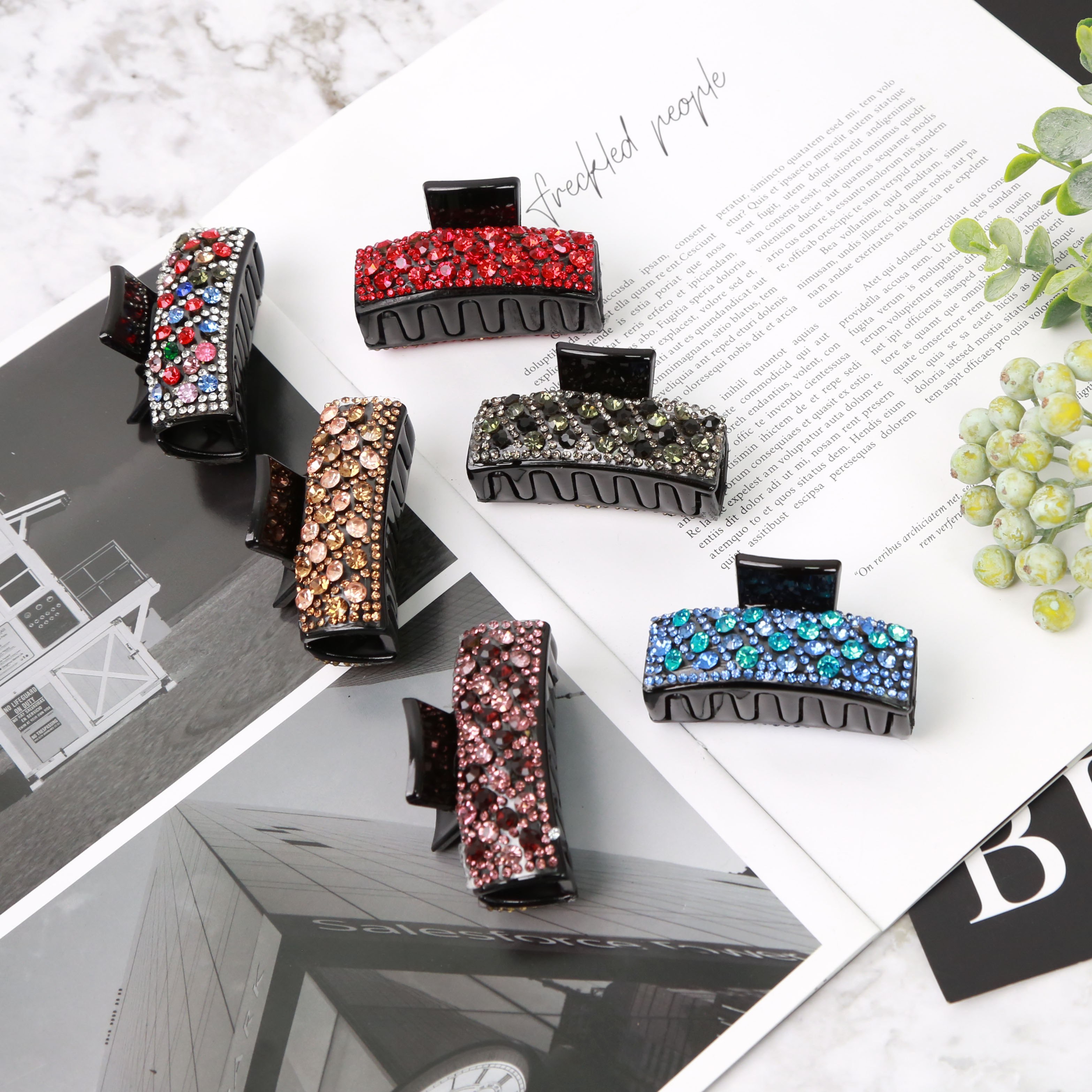 Diamond-encrusted hair grips, large updo, rhinestone hair clips, back of the head grips, Korean style grips, Korean headwear