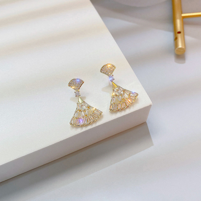 Japanese and Korean diamond silver needle stud earrings, small and fashionable earring feel, light luxury fan-shaped temperament, small dress, zircon earrings details Picture