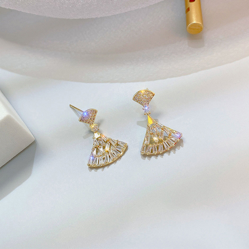 Japanese and Korean diamond silver needle stud earrings, small and fashionable earring feel, light luxury fan-shaped temperament, small dress, zircon earrings