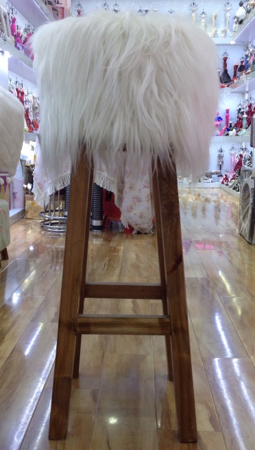 White plush footstool and shoe-changing stool for home use Specification image