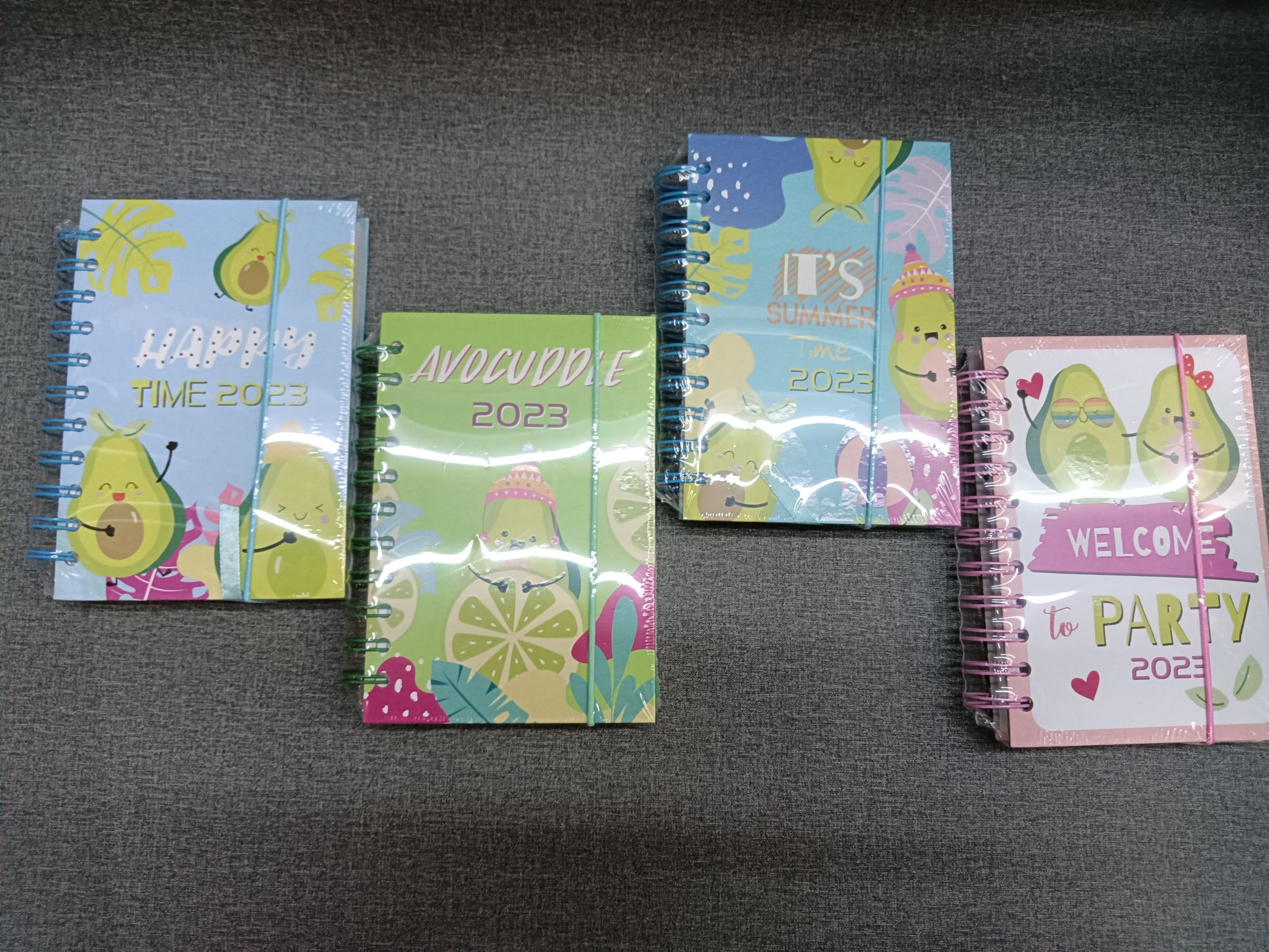 Venta directa de fábrica bobina de cara dura calendario anual serie de aguacate con cuerda elástica puede ser multilingüe soporte para dibujo personalizado