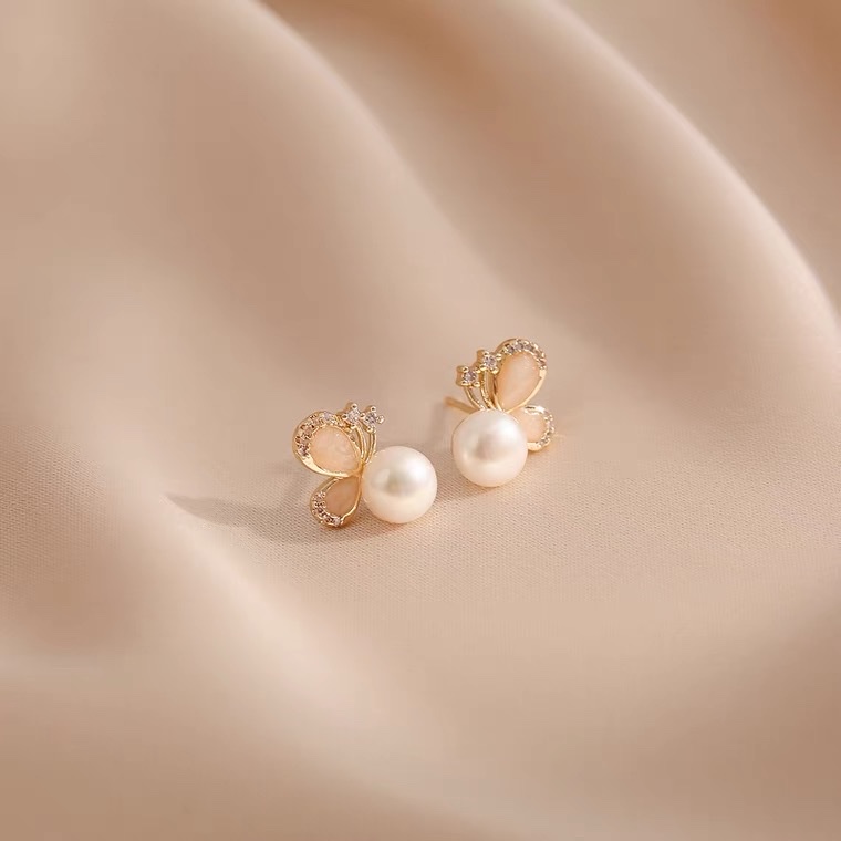 Mr. He's original and elegant retro butterfly freshwater pearl earrings 098, a niche design for women in an ins style, 2021 new release