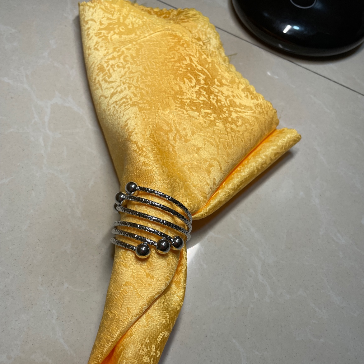 Napkin rings, napkin buttons, accessories, wedding supplies, hotel tableware and luxurious decorations.