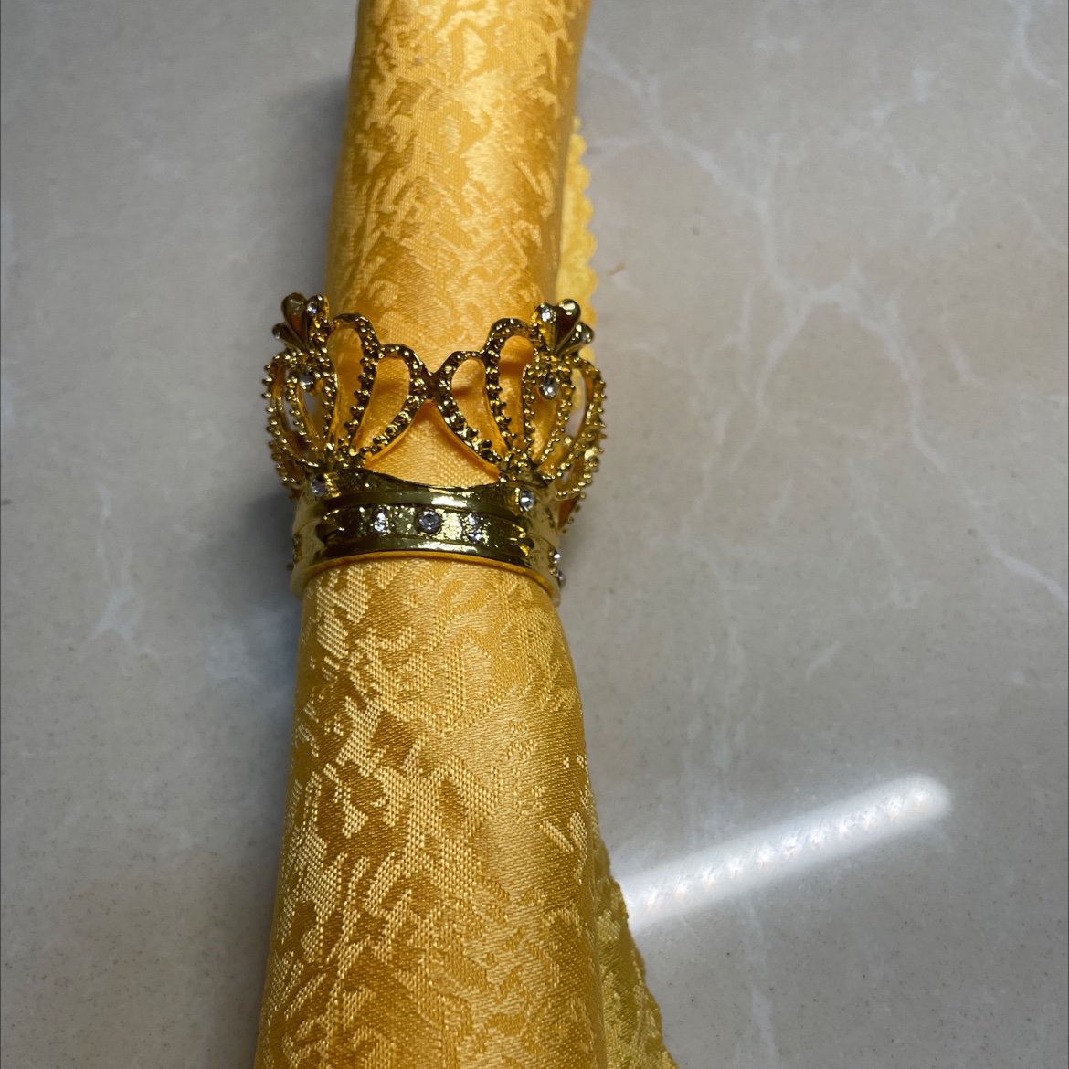 Crown scarf rings, napkin buckles, hotel tableware decorations, accessories.