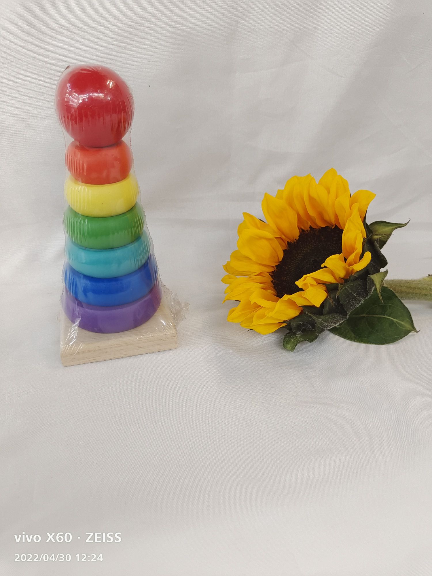 Small rainbow Tower, an early education and intelligence teaching aid